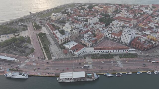 Atardecer en Centro Hist&oacute;rico de Cartagena, Videos D-Log M y Fotos | Sunset over Historic Walled City, Aerial Architecture Architecture, 4K Flat Profile, Colombia.