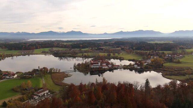 Cinematisches Drohnenvideo vom Kloster Seeon im Chiemgau mit buntem Herbstwald. Smooth 4K aerial footage reveals tranquil lake and monastery from above. Luftaufnahme in Bewegung Kloster Seeon