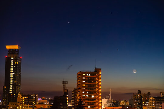 夕暮れの門司港上空に浮かぶか細い月と星たち20260616-2