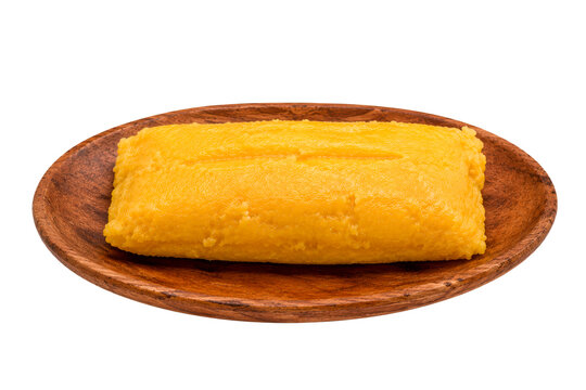 Pamonha em prato r&uacute;stico de madeira. Comida t&iacute;pica de festa junina ou S&atilde;o Jo&atilde;o. Comida brasileira. Comida mineira.	