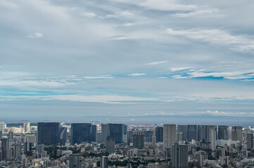 青空の下、東京湾へと広がる高層ビル群の東京都市景観を見渡す眺め © yoshi