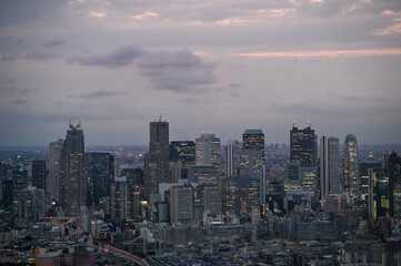 夕方の都会、東京湾へと広がる高層ビル群の東京都市景観を見渡す眺め © yoshi
