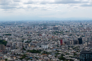 青空の下、東京湾へと広がる高層ビル群の東京都市景観を見渡す眺め © yoshi