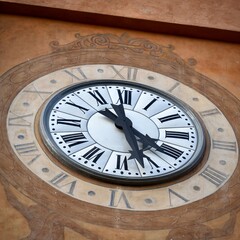 Obraz premium old clock on the wall of the house