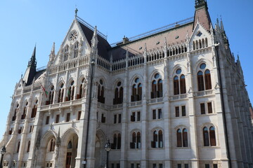 Fototapeta premium 부다페스트 국회의사당의 화려한 고딕 양식 외관(Ornate Gothic Facade of the Budapest Parliament Building)