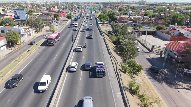 ami&oacute;n cargado de garrafas de gas circulando por calles urbanas durante el d&iacute;a, reparto domiciliario, distribuci&oacute;n de energ&iacute;a, log&iacute;stica comercial, transporte y abastecimiento de combustibl