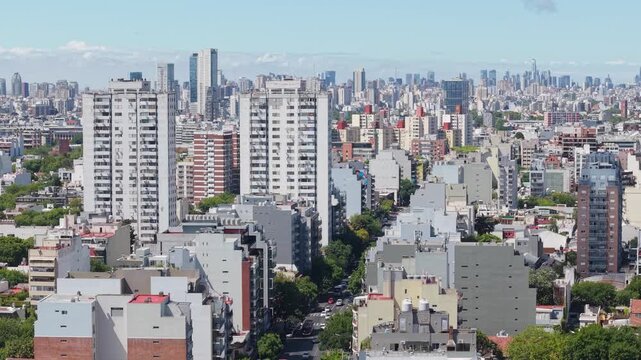 Vista panor&aacute;mica de una gran ciudad con numerosos edificios en un d&iacute;a soleado, arquitectura urbana, desarrollo inmobiliario, actividad econ&oacute;mica, turismo y vida metropolitana en Buenos Aires
