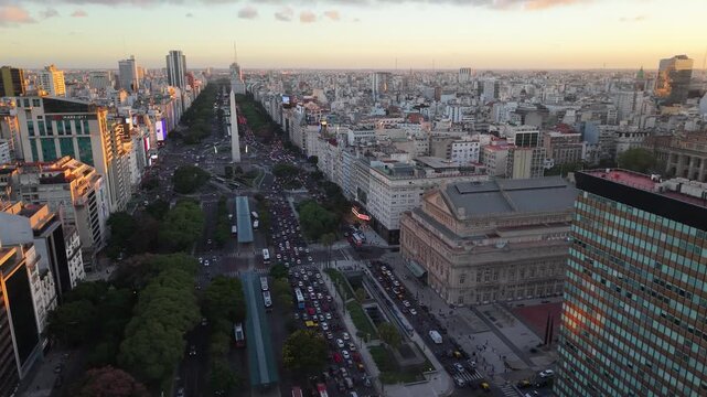 Vista a&eacute;rea de la Avenida 9 de Julio y el Obelisco de Buenos Aires al atardecer, con tr&aacute;fico urbano durante la hora m&aacute;gica, turismo, arquitectura, movilidad y vida metropolitana