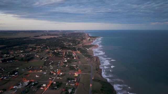 Vista a&eacute;rea de la playa de Chapadmalal al atardecer. Costa atl&aacute;ntica de Buenos Aires, Argentina. Paisaje marino, vacaciones, turismo, relajaci&oacute;n, naturaleza, hora dorada, fin del d&iacute;a.