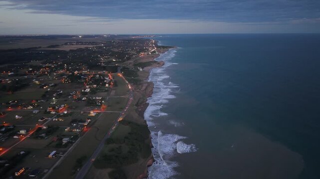 Vista a&eacute;rea de la playa de Chapadmalal al atardecer. Costa atl&aacute;ntica de Buenos Aires, Argentina. Paisaje marino, vacaciones, turismo, relajaci&oacute;n, naturaleza, hora dorada, fin del d&iacute;a.