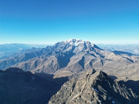 default Illimani vista desde lo alto de la Monta&ntilde;a Mururata