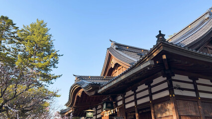 Fototapeta premium Traditional Japanese Shinto Shrine Architecture with Intricate Tiled Roof