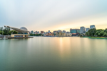 Obraz premium Panoramic view of the city skyline and waterfront architecture at Chaoyang Park, Beijing, China at dusk.