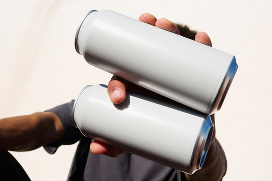 Clinking two aluminum cans