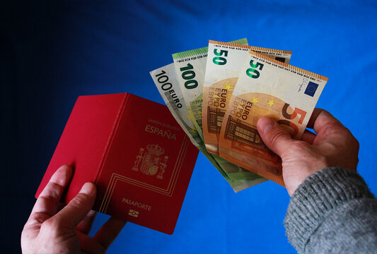Pasaporte pagar dinero efectivo passport cash billete euro visado documentaci&oacute;n viajar extranjero cita previa oficina de expedici&oacute;n