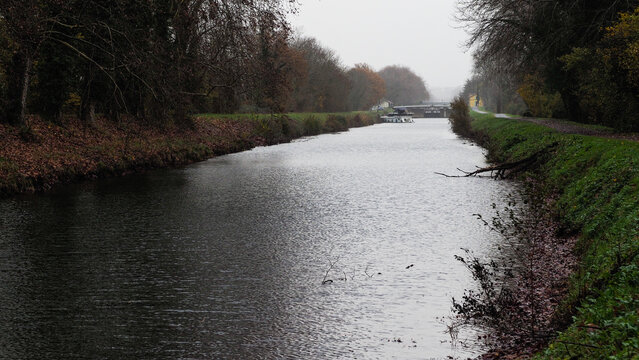 Canal du Midi, &agrave; proximit&eacute; de Langon, par temps pluvieux