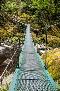 Suspension footbridge above the Wolfsteiner Ohe in Buchberger Leite nature reserve, Lower Bavaria.