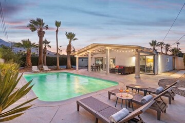 Fototapeta premium Elegant modern villa with a sparkling swimming pool creates an atmosphere of luxury and relaxation. Ideal for travel, hospitality, lifestyle, architecture, and vacation themes.