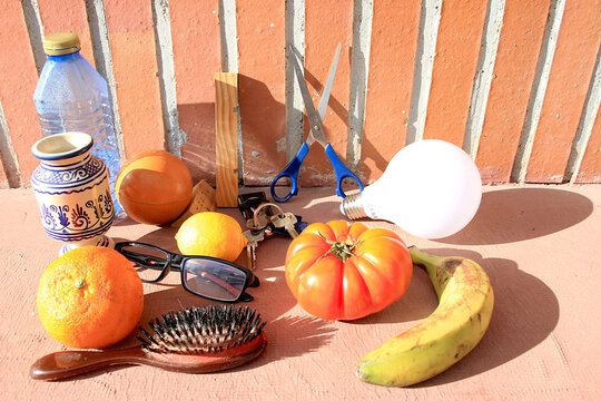 Objetos bodeg&oacute;n inanimado variado y comida mezcla elementos diferentes conjunto rare mix de cosas en ladrillo variedad ecl&eacute;ctico conjunto desordenado raro original
