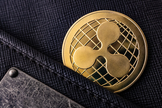 Moneda Ripple XRP en el bolsillo de un pantal&oacute;n vaquero; concepto de pago con criptomonedas y activo digital para el sector fintech y la inversi&oacute;n transfronteriza 