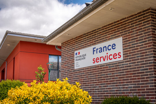 Marigny-le-Ch&acirc;tel, France - 7 juin 2026: Vue ext&eacute;rieure d'une maison France services, structure locale permettant d'acc&eacute;der &agrave; un service de proximit&eacute; et de b&eacute;n&eacute;ficier d'un accompagnement administratif