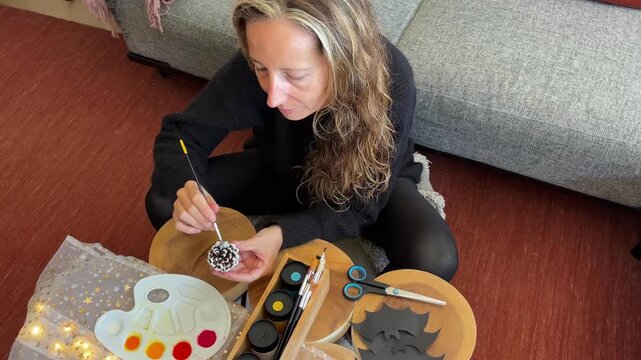 &Oacute;rbita alta de mujer pintando pi&ntilde;a decorativa Halloween