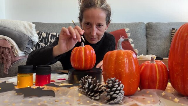 &Oacute;rbita de mujer pintando calabaza decorativa giratoria