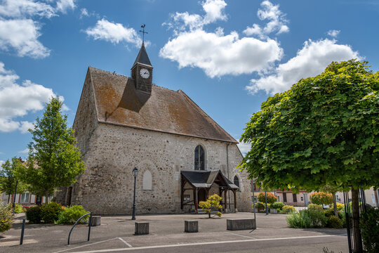 Vue ext&eacute;rieure de l'&eacute;glise catholique Saint-Maurice et Saint-Pierre-&egrave;s-Liens, situ&eacute;e dans la commune de Marigny-le-Ch&acirc;tel, France, dans le d&eacute;partement de l'Aube, en r&eacute;gion Grand Est