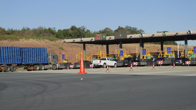 Vehicle traffic crawls through toll plaza on N3 freeway