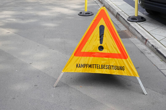 Deutsches Warnschild zur Kampfmittelbeseitigung  bei Bombenentsch&auml;rfung f&uuml;r &ouml;ffentliche Sicherheit in Deuschland