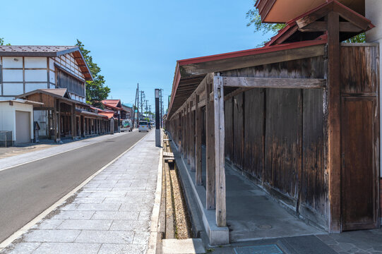 【黒石市中町こみせ通り】こみせ通りは造り酒屋、米穀商、呉服店等の商家が並び江戸時代の庶民の暮らしがしのばれる
