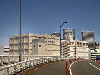 Fototapeta premium みなとみらい橋から眺めた横浜市中央卸売市場 本場。2026年5月、神奈川県横浜市にて撮影。