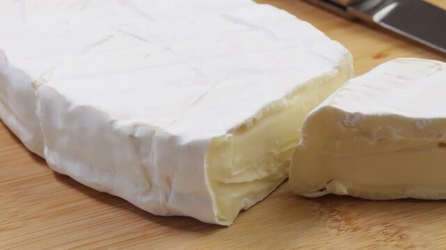 fromage ovale fondant sur une planche &agrave; d&eacute;couper