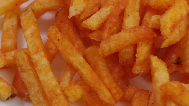 B&acirc;tonnets de chips aromatis&eacute;s au paprika, isol&eacute;s sur fond blanc