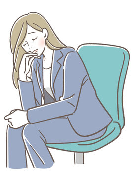 目を瞑って座るスーツの女性