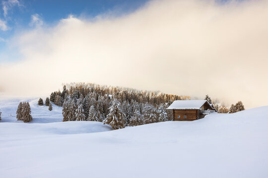 Chalet enneig&eacute; sur l'Alpe di Siusi
