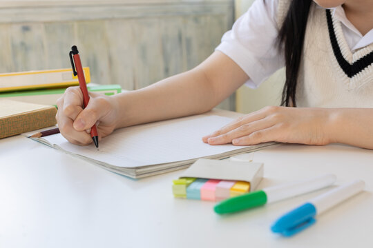 ノートを書く女子生徒