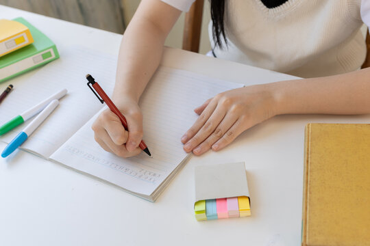 ノートを書く女子生徒