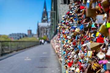 Obraz premium Shallow focus view of the Hohenzollern bridge in Cologne, Germany, with the numerous love padlocks in front of the Cathedral