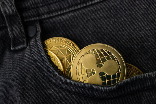  Criptomonedas y tecnolog&iacute;a.Monedas de oro XRP con billetera, primer plano.Acumulaci&oacute;n de Bitcoin, concepto de comercio, venta y compra.
