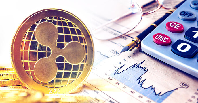  Criptomonedas y tecnolog&iacute;a. Moneda de oro XRP Ripple en el contexto de los gr&aacute;ficos financieros y bancarios.