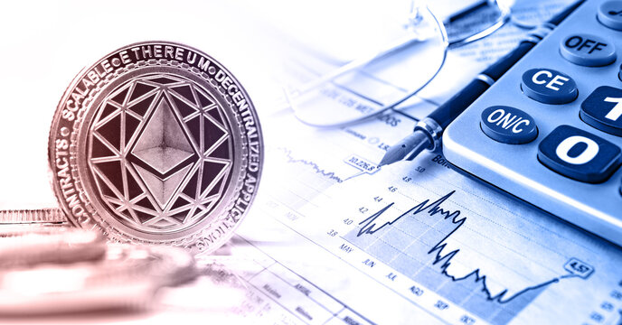  Criptomonedas y tecnolog&iacute;a. La moneda de oro Ethereum en el contexto de los gr&aacute;ficos financieros y bancarios.