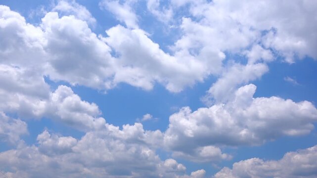 発達していく雲と青空のタイムラプス   夏の変化する空模様 4K  夏空 