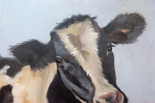Dipinto a olio di una mucca pezzata bianca e nera in un pascolo con un cielo nuvoloso sullo sfondo, ritratto artistico di animale da fattoria in stile espressionista o impressionista