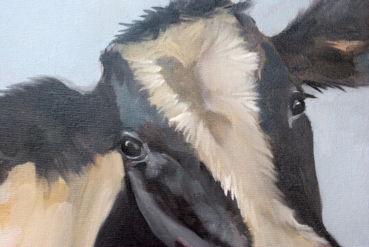 Dipinto a olio di una mucca pezzata bianca e nera in un pascolo con un cielo nuvoloso sullo sfondo, ritratto artistico di animale da fattoria in stile espressionista o impressionista