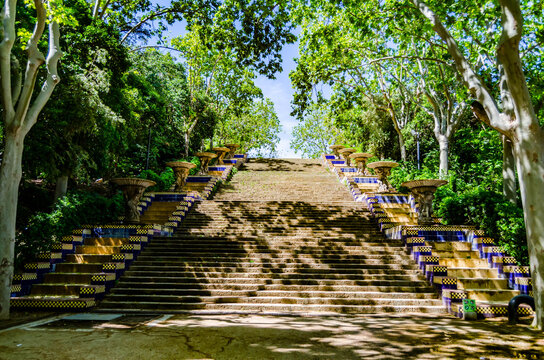 &laquo; Grand escalier monumental au c&oelig;ur d&rsquo;un parc verdoyant, invitant &agrave; la promenade entre nature, architecture paysag&egrave;re et perspectives harmonieuses dans un environnement apaisant. &raquo;

