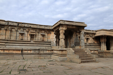 Fototapeta premium Ancient stone architecture of the Vittala Temple complex in Hampi, Karnataka, India, featuring intricately carved pillars, ornate mandapas, and the artistic legacy of the Vijayanagara Empire
