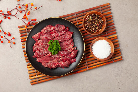 갈비살은 소 가슴통을 이루는 좌우 열두 개의 굽은 뼈와 살을 식용으로 이르는 말.
Ribs refer to the edible meat and the twelve curved bones on each side that make up the chest of a cow.