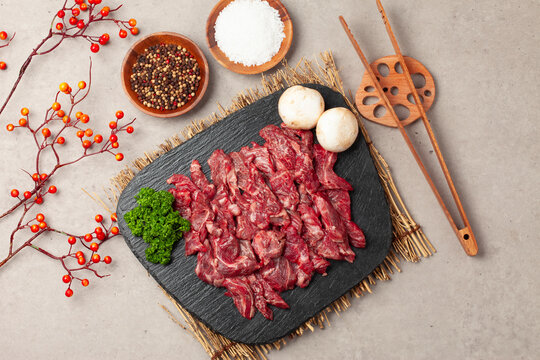 갈비살은 소 가슴통을 이루는 좌우 열두 개의 굽은 뼈와 살을 식용으로 이르는 말.
Ribs refer to the edible meat and the twelve curved bones on each side that make up the chest of a cow.