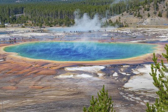 180823_038 Park visitors on observation boardwalk get close up view of the Grand Prismatic Spring in the Midway Geyser Basin of Yellowstone National Park, Wyoming